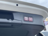【トランク】乗車人数や荷物の形・大きさなどに合わせて様々なアレンジが可能な分割可倒式シート。バックレストを前方に倒すことで、トランクスペースを拡大することができます。