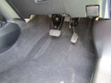ブレーキとアクセルが操作しやすい配置なので、毎日の運転も安心して快適にお乗りいただけます。