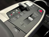 センターコンソールは高めの位置に配され、ドグル・スイッチ式のセレクター・レバーが、より直感的で快適な操作性を実現。そのエレガントで洗練されたデザインは、上質なインテリア装備とも調和しています。