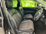 前席は身体を支える形状のシートで、運転席と助手席が並ぶ落ち着いた空間です。フロントガラスから前方を確認しやすく、乗り降りの際もシートまわりの様子を確かめられます。