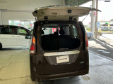 後ろの車や、壁からの距離が近いときにとくに活躍するハーフバックドアが付いています。さらにキャップレス給油口でセルフタイプのガソリンスタンドでも手が汚れないのもとても便利ですね