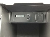 運転席アームレストの中にUSBC端子と電源ソケット
