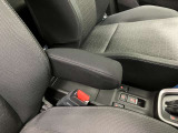 【アームレスト】運転席には、長距離ドライブに優しいアームレストが装備しています。
