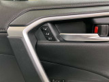 運転席シ-トポジションメモリー(2メモリ-)、ドライバー2名分のシ-トポジションを記憶・再現できる機能を搭載しています