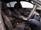 【コックピットシート】BMW車の主役席。車体中央にくる様に配置し車両重心とが一致する事でドライバーと車との一体感あるドライビングを実現。人間工学に基づき形成した形状が長時間のドライブ疲労も軽減します!