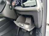 小銭やカードを入れるのに便利なボックスを運転席の手元に用意しました。