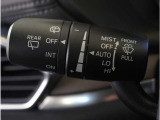 【オートワイパー機能】レバーをAUTOの位置にしているとき、レインセンサーが雨を感知すると、雨量に応じて、ワイパーが自動で作動します。
