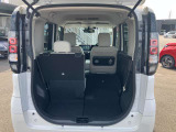 シートを片側ずつ倒すことができます☆荷物の大きさ&長さ、乗車人数などに合わせて有効活用できますよ♪