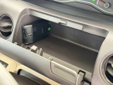 運転席前方の収納です。