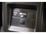 車載バッテリーからのDC電源を、AC100Vに変換して家電製品を車内で使えるようにしたコンセント付き電圧変換器付きです!!