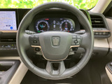 握りやすいデザインで、長距離運転でも疲れにくい設計。操作系のスイッチも配置されており、視線をそらすことなく安全運転をサポートします。
