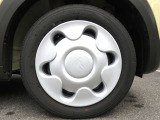 フルホイールキャップ仕様のスチールホイールを搭載しています。「155/65R14」サイズのタイヤが装着されています。