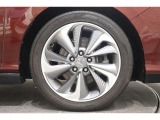 純正のアルミホイールが足元を飾ります!サイズは235/45R18になります!