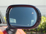ブラインドスポットモニター搭載!自車後方の死角に入った車を検知すると、サイドミラーにある三角形マークがオレンジ色に点灯します!