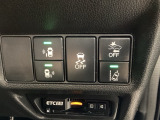 衝突の危険がある時に警告してくれる衝突軽減ブレーキ。車線を外れそうな時に警告し、ステアリング制御してくれる路外逸脱制御機能搭載!