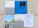 スマートキーは2個あります。ドアの開錠・施錠はもちろんですが、鍵を取り出さなくてもエンジンを始動出来ます。両手に荷物をお持ちの時でも、大変便利です。また保証書・取扱説明書もございます。