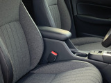 アームレストです!これがないと運転が落ち着かないという方もいらっしゃるのではないでしょうか?肘置きがあるだけでも比較的楽な姿勢で運転することが出来ますし腕の疲れを軽減できます。