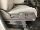 【前席】運転席にはシート高を調整できるハイトアジャスターが装備され、幅広いシートポジションの設定が可能になっております♪
