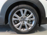 純正のアルミホイール装着車です。タイヤサイズは215/55R18です。