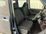運転席と助手席です。クリーニング専門のスタッフにより隅々まできれいに仕上げております。乗り出しから気持ちよくお使いいただけます。