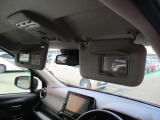 サンバイザーにはバニティミラー付きで車内でもお化粧直しできます