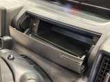 小物が収納できる運転席側インパネアッパーボックス。 ボックス内にはUSBソケットが一口。