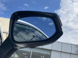 隣車線を走る車両をレーダーで検知し、ドアミラーでは確認しにくい後側方エリアに存在する車両に加え、急接近してくる車両も検知します。車両を検知するとドアミラーに搭載されたLEDインジケーターが点灯します。