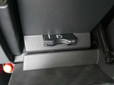 ETCユニットがグローブBOX内に収まっています。