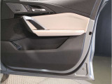 BMWのドアを閉めた時の重厚感は所有者様の満足度を高めてくれます。