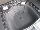 洗車道具などの小物の収納に便利なサブトランク