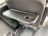 カップホルダーも装備したパーソナルテーブルを、セカンドシート、サードシートのそれぞれ左右に装備。