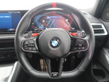 BMWのステアリングのリムは、一般的なものより少し太めにデザインされています。 これはタイヤやステアリングシャフトなどを介して伝わる路面からの入力を、しっかりと把握するためです。