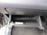 車検証ブックや小物などが収納できるスペースがあります。