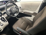 運転席はひじ掛け付!長時間の運転の際に重宝しそうです!シート位置が高めで乗り降りしやすい!