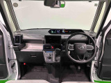 見易い計器類と運転し易いドライビングポジションは、視角も少なく前方&左右の見切りが良く運転し易いクルマです