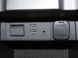 【充電用ポート】2口装備。スマートフォンなどを2台同時に充電でき、移動中のバッテリー切れ対策に便利です。家族や友人とのお出かけ、長距離ドライブで活躍します。