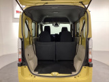 開口部も広く荷物の積み下ろしもしやすいお車となっております。4人乗りでも充分な荷室のスペースがあります。シートの背もたれは5:5の割合で分割して可倒できるので、長いお荷物などを載せることもできます。