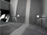 ◆ISOFIX◆シートベルトいらずでチャイルドシートと固定金具を連結するだけでガッチリ固定できます。