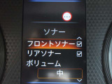 前後にあるセンサーやソナーで障害物などの接近をメーター内のディスプレやナビ画面上にて視覚で教えてくれます。また音でも教えてくれますので更に安心です☆