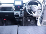 運転のしやすさを最優先に設計された見晴らしの良いインパネ。車両間隔が掴みやすく狭い道でも安心。