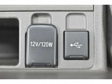 充電用USB端子付き。スマートフォンなどの充電に便利です。