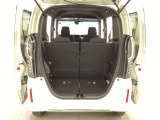 開口部も広く荷物の積み下ろしもしやすいお車となっております。シートの背もたれは5:5の割合で背もたれを可倒でき、前後のシートスライドもできるので荷室をひろげることができます。