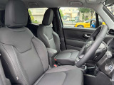 運転席・助手席のレザーシートにはシートヒーターを標準装備。