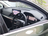 Audiのインテリアは厳選素材を緻密に作りこんだ美しい個々のパーツを、衝撃にも耐えうるよう丁寧に組み上げて、構成されています。見た目に美しく、そして機能的でもあること。これこそがAudiのインテリアの伝統です