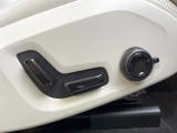 【メモリー機能付きパワーシート】ドライバーごとに設定したシート位置を記憶して、ボタン一つで切り替えできる便利な機能!運転する方が複数名いらっしゃるご家庭におすすめです。