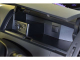 運転席にもアッパーボックスがあり、中にはビルトインETCも装備されております♪