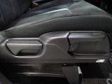 運転席はシートハイトアジャスター付で高さ調整が出来るので、色々な方のドライビングポジションに合います!