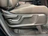 シートハイトアジャスターを装備!運転席の座面の高さを体格やお好みに合わせて調整できます。より自然な運転姿勢を取りやすく、前方の見やすさを調整できるのも嬉しいポイントです。