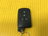 スマートキーはカバンやポケットから取り出すことなく、ドアのロックアンロックやエンジンの始動が出来ます!スライドドアの開閉操作も、スマートキーからでも可能!スペアキーは欠品となります。
