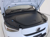 エンジンルームがないため、荷物を収納することができます。スリムなルーフラインからは想像もできないほどの積載能力を秘めています。